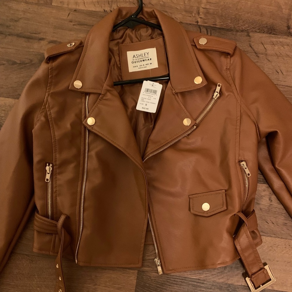 Brand new leather jacket (not real leather) size small. Very cute on.